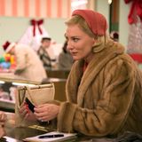 In ihrer Rolle als Carol Aird verführt Blanchett als elegante Geschiedene eine jüngere Kaufhausangestellte. Als Carols Ehemann von der Affäre erfährt, droht er, ihr das Sorgerecht für die gemeinsame Tochter zu entziehen. Für "Carol" ist Blanchett 2015 gleichzeitig für Oscar, Bafta und Golden Globe nominiert und wird von der Kritik gefeiert 