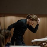 Cate Blanchett in Schwarz gekleidet dirigiert in einer Szene in "Tar".