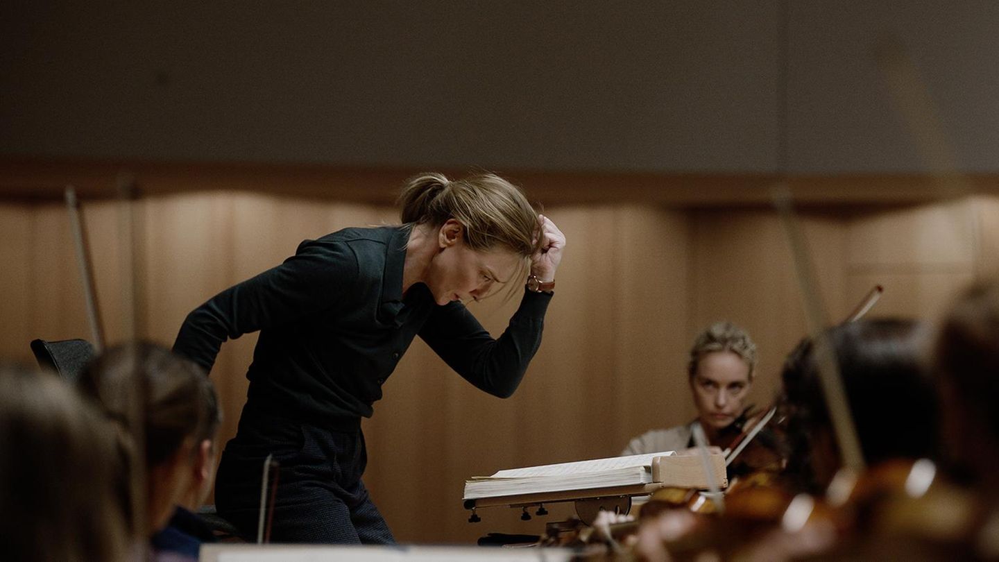 Cate Blanchett in Schwarz gekleidet dirigiert in einer Szene in "Tar".
