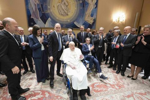 Papst Franziskus empfängt Klinikpersonal im Vatikan