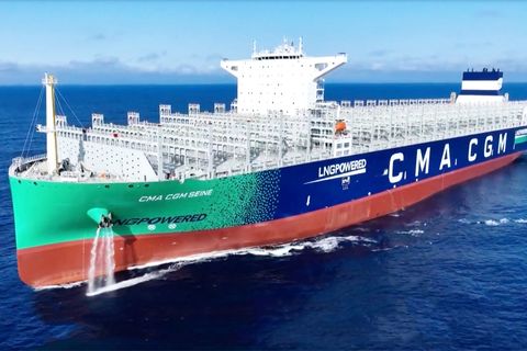 Das neue chinesisches Riesenschiff fährt auf dem Meer