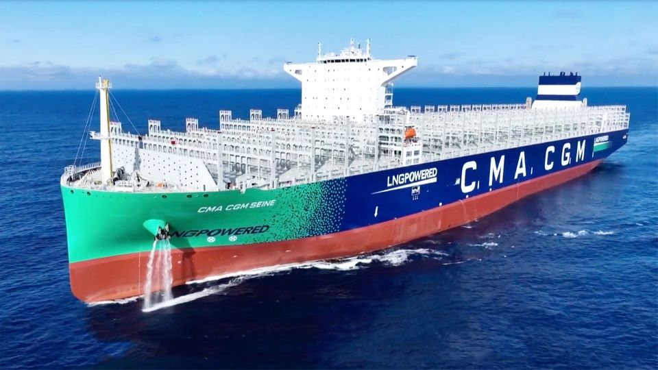 China baut weltgrößten Transportfrachter in Rekordgeschwindigkeit Das neue chinesisches Riesenschiff fährt auf dem Meer