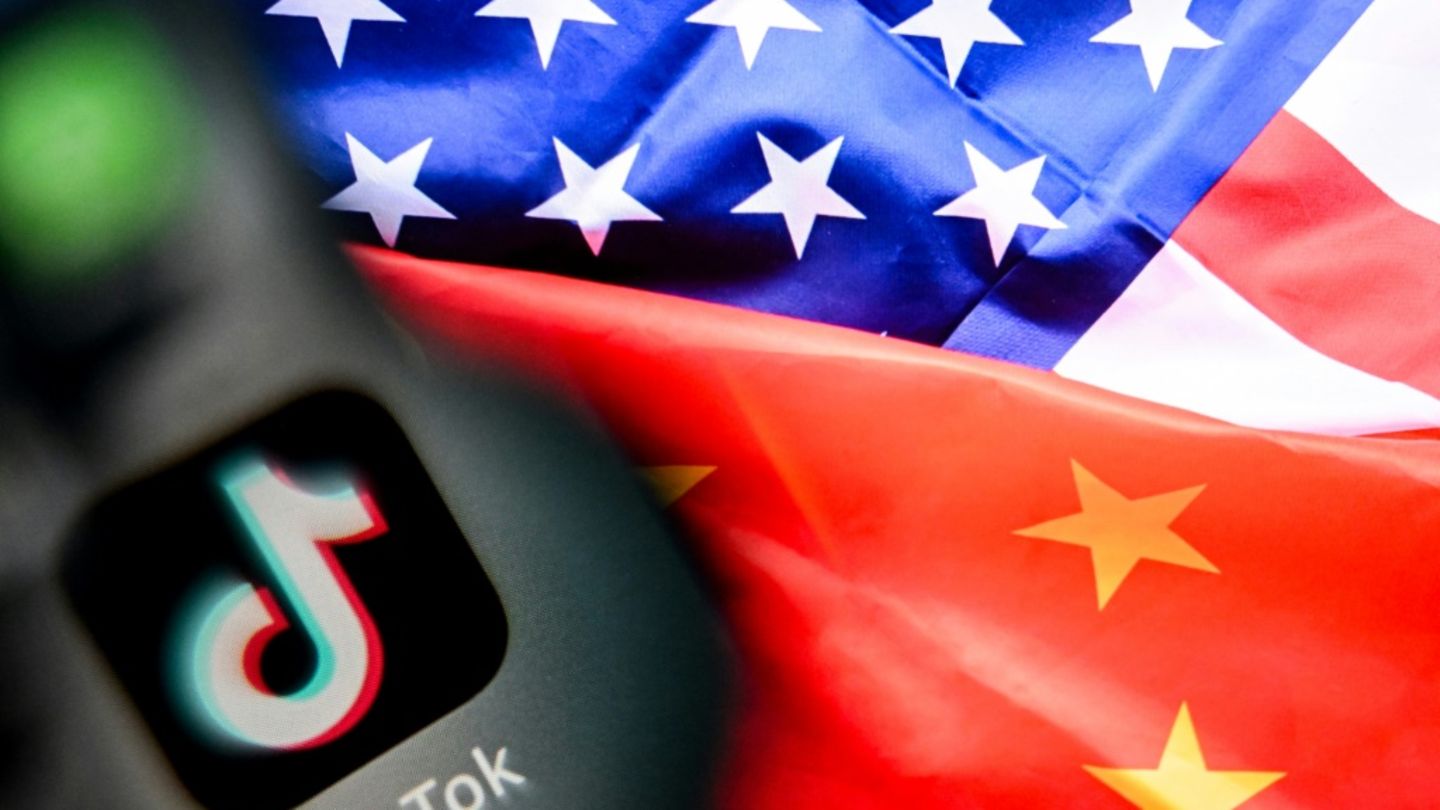 Das Tiktok-Logo mit einer chinesischen und einer US-Flagge