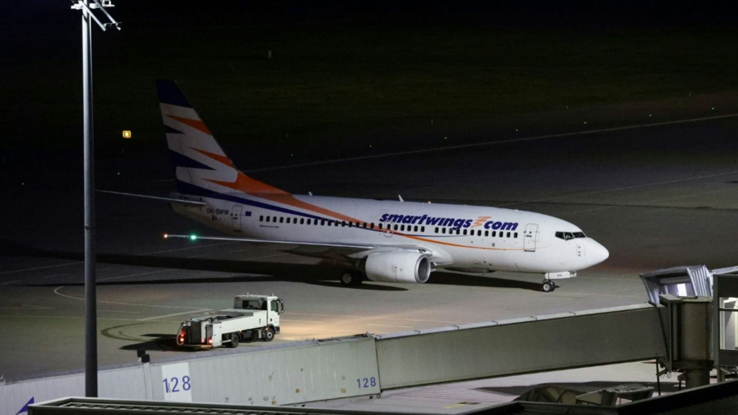 Flugzeug mit Menschen auf Afghanistan landet in Leipzig