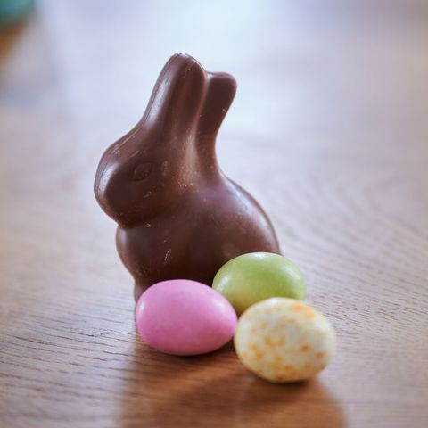Stumm sitzt er und weiß nichts von der Debatte um ihn: der Schoko-Osterhase. (Symbolbild) Annette Riedl/dpa