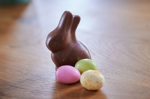 Stumm sitzt er und weiß nichts von der Debatte um ihn: der Schoko-Osterhase. (Symbolbild) Annette Riedl/dpa