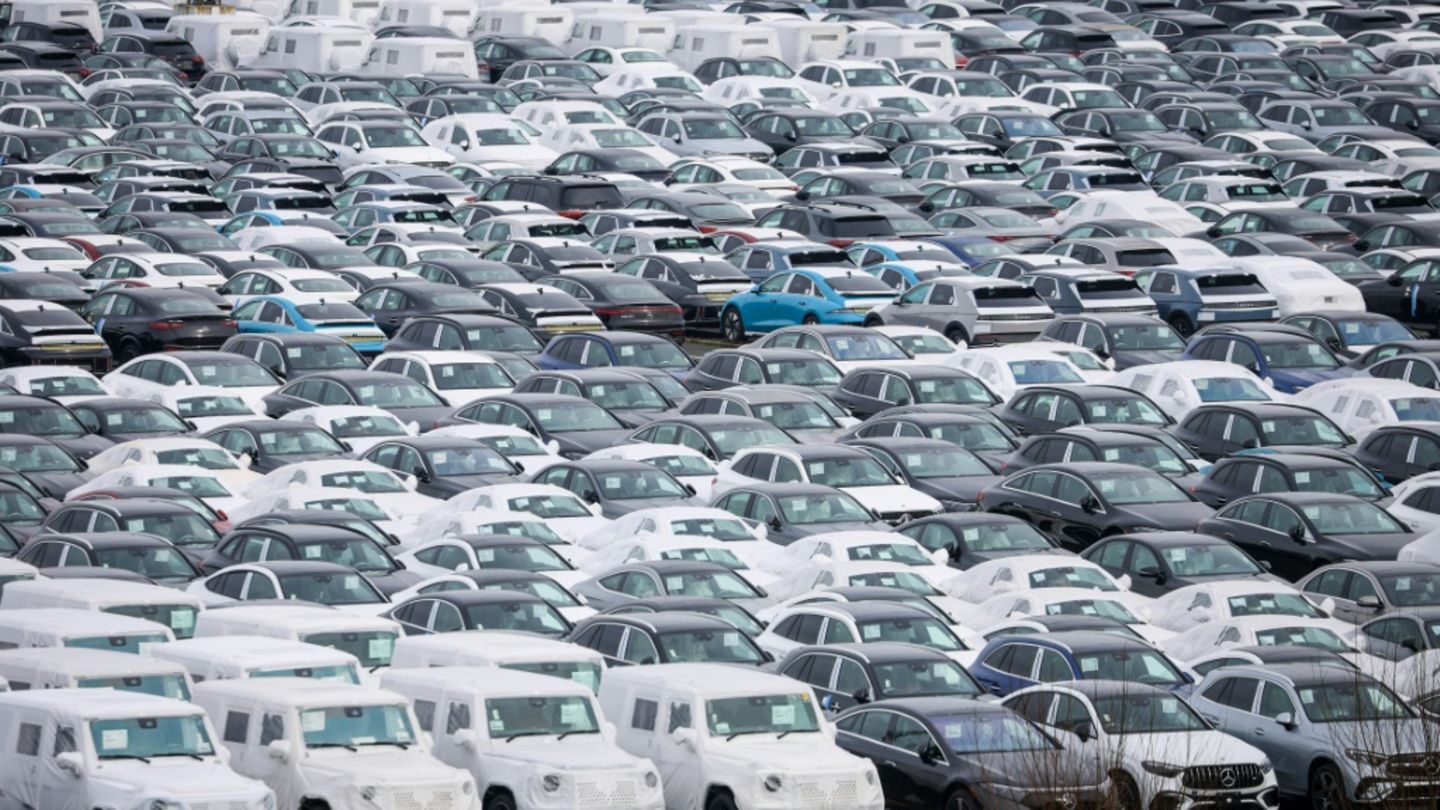 Autos von Mercedes Benz für den Export in Bremerhaven