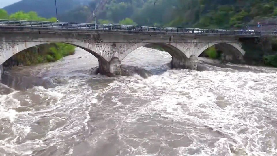 Die Regenfälle in Norditalien haben eine Bergstraße zerstört