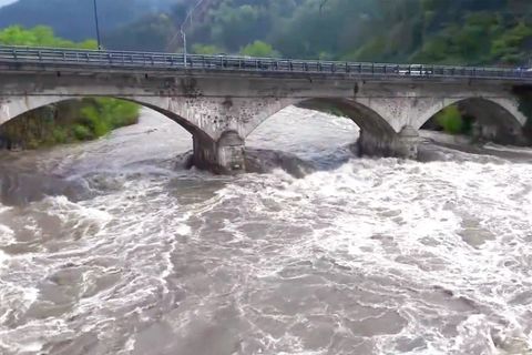 Die Regenfälle in Norditalien haben eine Bergstraße zerstört