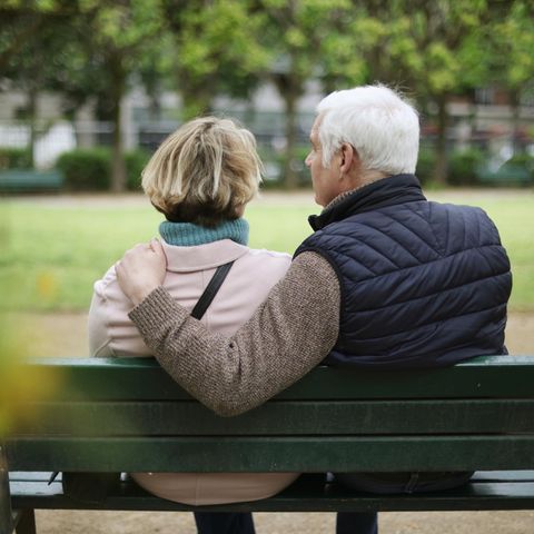 Pension: Pensioners sit together on a park bench