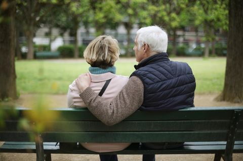 Rente: Rentner sitzen gemeinsam auf einer Parkbank