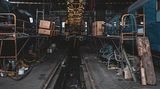 Hier scheint die Zeit stillzustehen: Seit Anfang der 1990er-Jahre ist das alte Bahnbetriebswerk Gelsenkirchen-Bismarck für Dampflokomotiven geschlossen. Nachdem die letzten Maschinen abgefahren wurden, stellte man das Betriebswerk unter Denkmalschutz, um es vor dem Abriss zu retten. In unmittelbarer Nähe befinden sich noch aktive Gleise, beim Fotografieren rauschten Regionalbahnen an Boberg vorbei