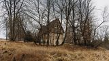 Inmitten eines großen Waldgebiets im Sauerland ist dieses Jagdschloss dem stetigen Verfall überlassen. Das Gebäude ist nur zu Fuß erreichbar, von außen wirkt es nahezu unbeschadet. Im Inneren zeigt sich ein anderes Bild: Wasserschäden, Löcher in der Decke, morsche Treppenstufen und zurückgelassene Alltagsgegenstände werden dem Fotografen zum Motiv