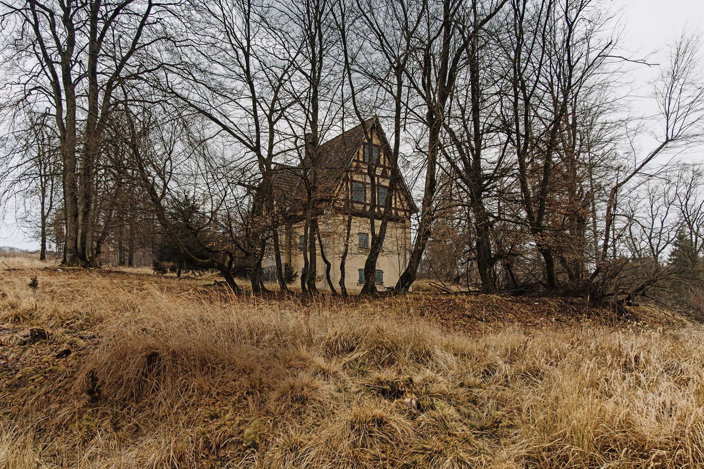 Das Jagdschloss Inmitten eines großen Waldgebiets im Sauerland ist dieses Jagdschloss dem stetigen Verfall überlassen. Das Gebäude ist nur zu Fuß erreichbar, von außen wirkt es nahezu unbeschadet. Im Inneren zeigt sich ein anderes Bild: Wasserschäden, Löcher in der Decke, morsche Treppenstufen und zurückgelassene Alltagsgegenstände werden dem Fotografen zum Motiv