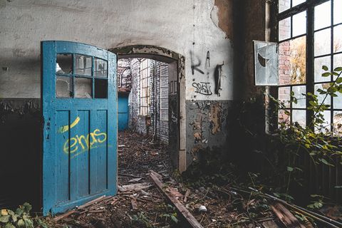 Das seit 2012 verlassene Bahnbetriebswerk Aachen-West ist mittlerweile von Vandalismus und Verfall gezeichnet. Viele Gebäudeteile wurden bereits abgerissen, andere sind Bränden zum Opfer gefallen. Auf dem Weg durch erhaltene Gebäude passiert der Fotograf ehemalige Werkstätten, Büros und Aufenthaltsräume. Durch eindrucksvolle Glasfenster bahnt sich die Natur einen Weg ins Innere