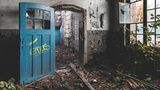 Das seit 2012 verlassene Bahnbetriebswerk Aachen-West ist mittlerweile von Vandalismus und Verfall gezeichnet. Viele Gebäudeteile wurden bereits abgerissen, andere sind Bränden zum Opfer gefallen. Auf dem Weg durch erhaltene Gebäude passiert der Fotograf ehemalige Werkstätten, Büros und Aufenthaltsräume. Durch eindrucksvolle Glasfenster bahnt sich die Natur einen Weg ins Innere