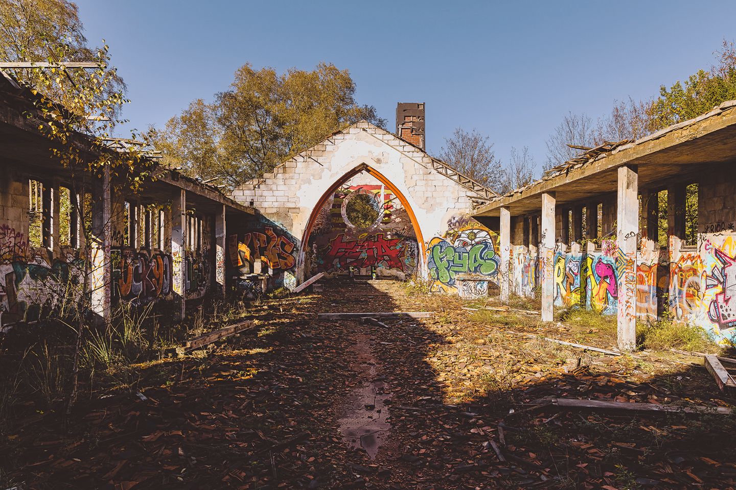Camp Hitfeld Seit Jahrzehnten ist dieses ehemalige Militärgelände im Propsteier Wald bei Aachen verlassen. Wie gewaltig dieser Lost Place ist, lässt sich anhand eines einzigen Bildes kaum erahnen: Die 1948 erbaute belgische Kaserne erstreckt sich über mehr als 30 Hektar. Heute erinnert kaum noch etwas daran, dass die Kaserne den bis zu 1200 stationierten Soldaten Annehmlichkeiten wie ein Casino, einen großen Kinosaal, ein Freibad und diverse Sportanlagen geboten haben soll