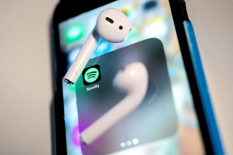 Logo der Streaming-App Spotify auf Smartphone