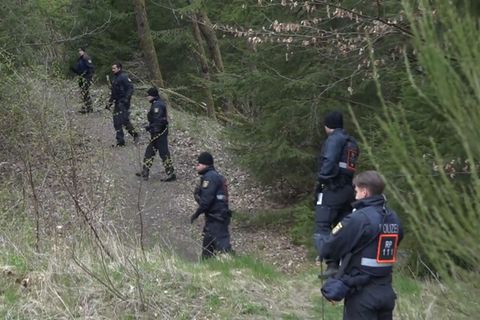 Polizisten in Weitefeld im Westerwald