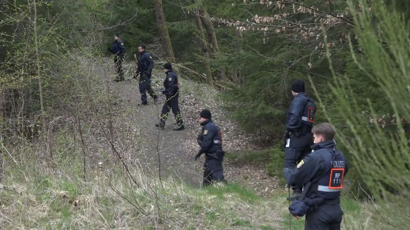 Polizisten in Weitefeld im Westerwald