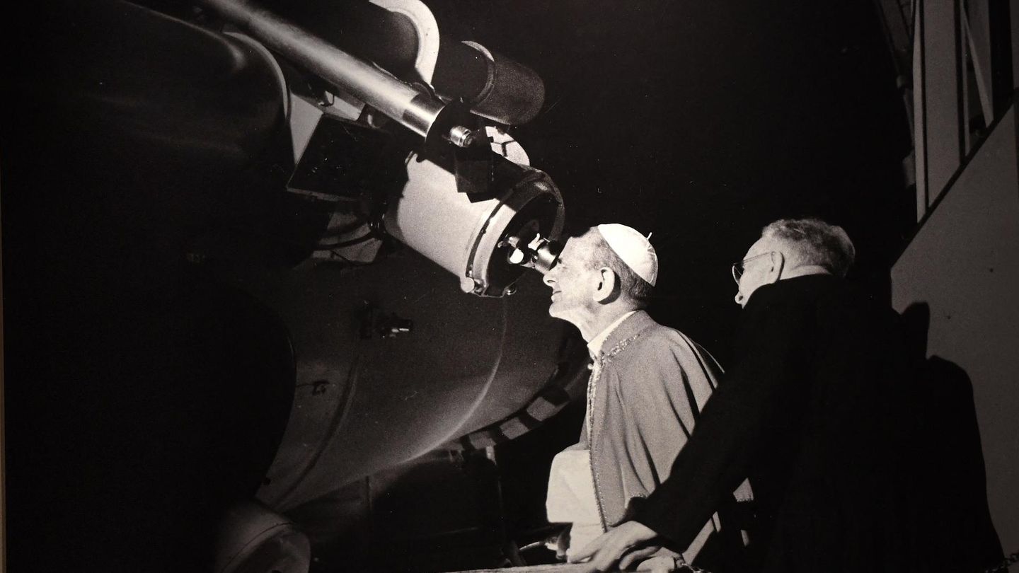 Ostern: Papst Paul VI. schaut am 20. Juli 1969 durch ein Teleskop der vatikanischen Sternwarte