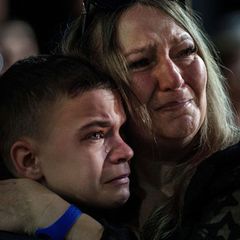 Russischer Terror gegen ukrainische Zivilisten: Eine Mutter weint mit ihrem Sohn während der Trauerfeier für Maksym Martynenko, 11, der zusammen mit seinen Eltern Natalia Martynenko, 49, und Mykola Martynenko, 41, bei dem russischen Angriff auf Sumy am 13. April getötet wurde