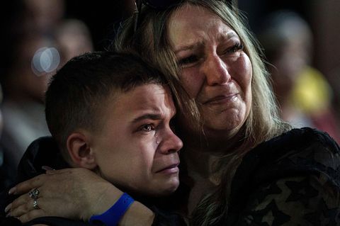 Russischer Terror gegen ukrainische Zivilisten: Eine Mutter weint mit ihrem Sohn während der Trauerfeier für Maksym Martynenko, 11, der zusammen mit seinen Eltern Natalia Martynenko, 49, und Mykola Martynenko, 41, bei dem russischen Angriff auf Sumy am 13. April getötet wurde