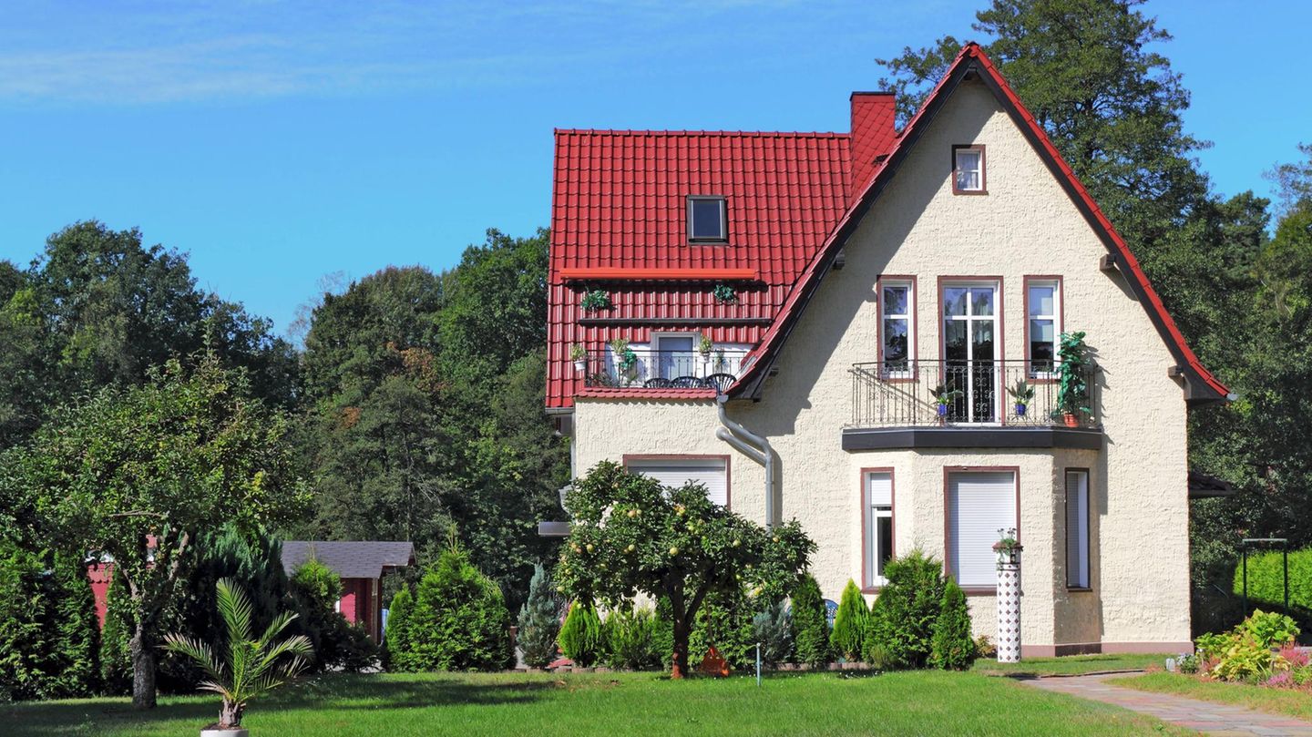 Hauskauf: Foto eines Einfamilienhauses mit Garten