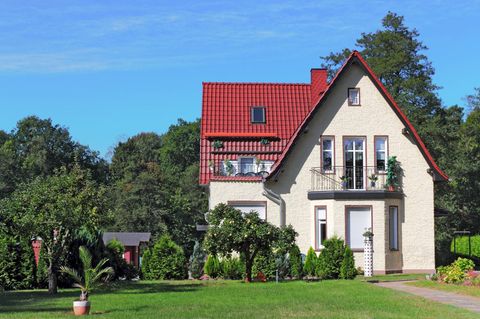 Hauskauf: Foto eines Einfamilienhauses mit Garten
