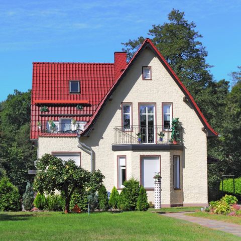 Hauskauf: Foto eines Einfamilienhauses mit Garten