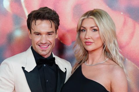 Liam Payne im weißen Anzug neben seiner Freundin Kate Cassidy im schwarzen Kleid