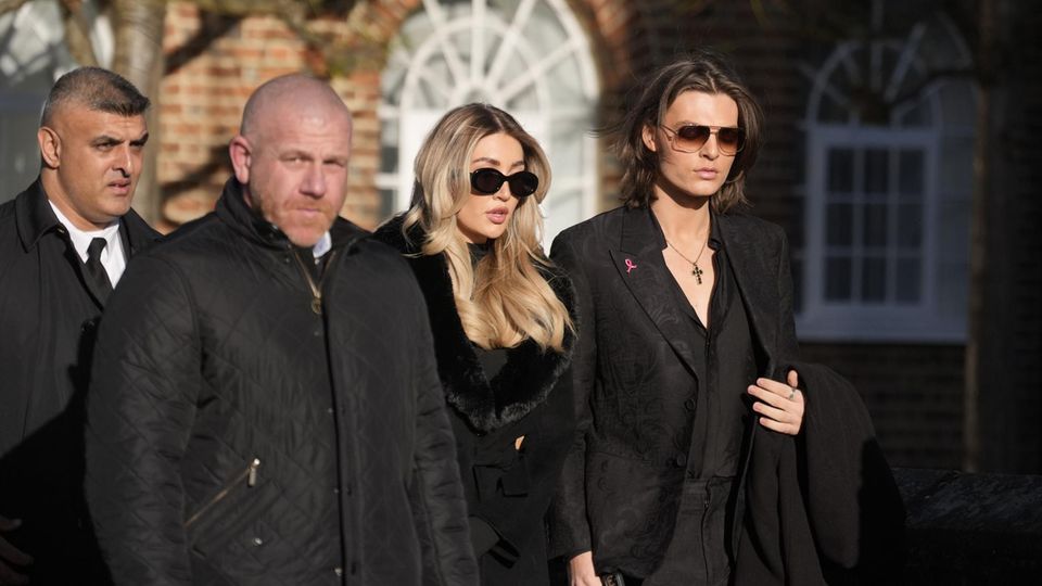 "Ich bin so froh, dass wir diese schöne Zeit zusammen hatten": Kate Cassidy bei der Beerdigung von Liam Payne, begleitet von Damian Hurley, (r.) dem Sohn von Liz Hurley