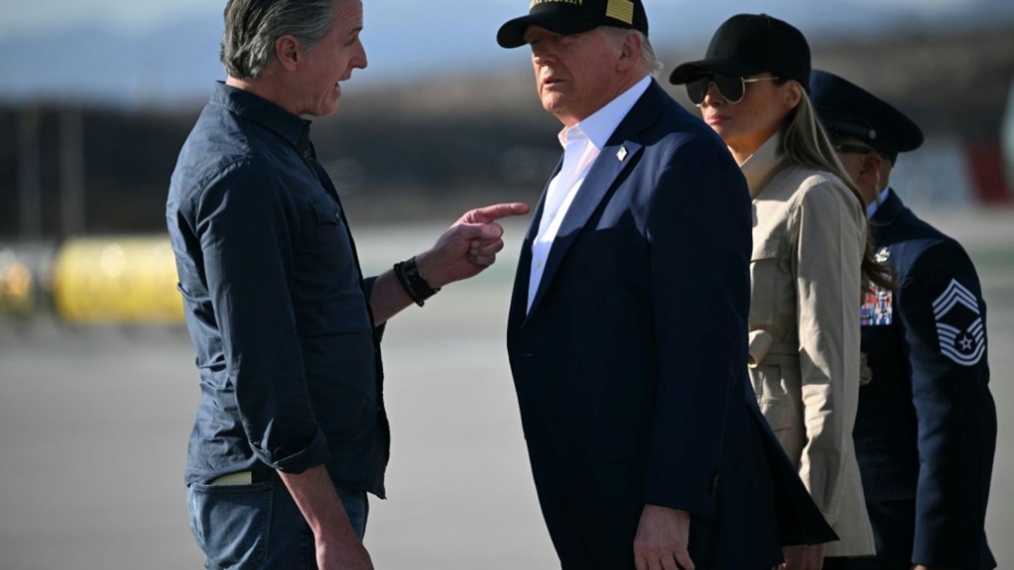 Gavin Newsom (L) mit Donald Trump (R)