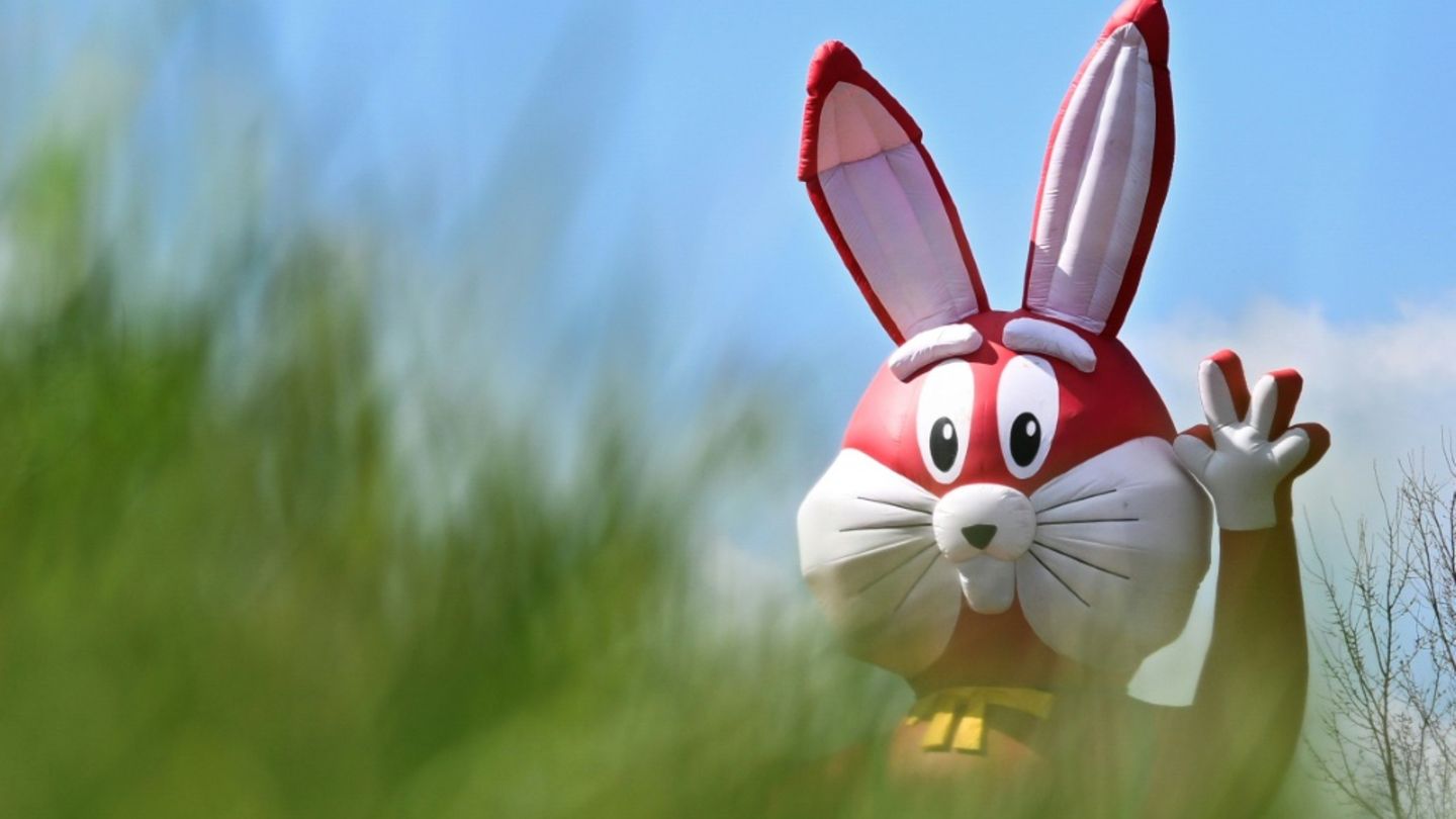 Osterhasenfigur auf einem Feld in Brandenburg