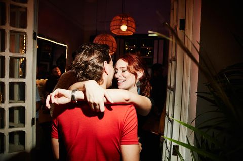 Ein junger Mann und eine junge Frau flirten auf einer Party miteinander
