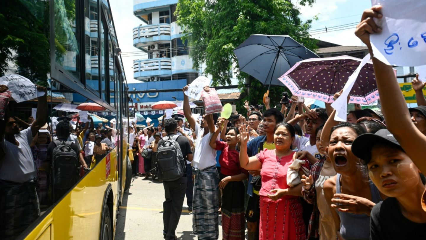 Begnadigte Gefangene in Yangon werden von Familienmitgliedern in Emfpang genommen