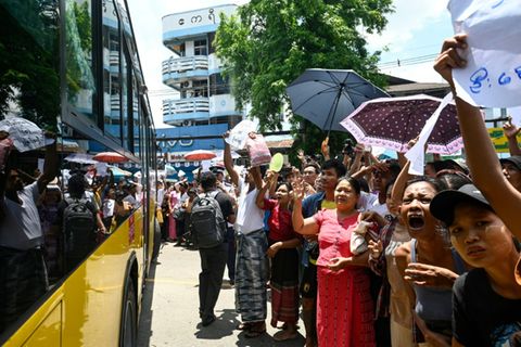 Begnadigte Gefangene in Yangon werden von Familienmitgliedern in Emfpang genommen