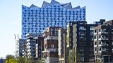 Elbphilharmonie im Hintergrund von Eigentumswohnungen an der Elbe