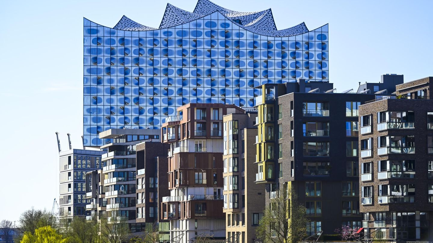 #5 Hamburg Elbphilharmonie im Hintergrund von Eigentumswohnungen an der Elbe