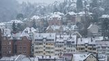 Verschneite Dächer von Wohnungen in Stuttgart