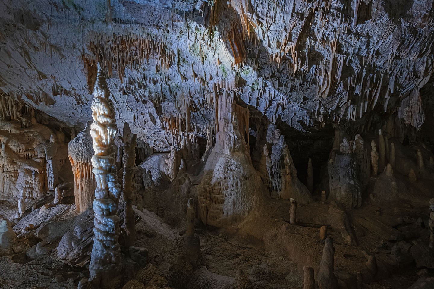 Im Land der Höhlen Beige Formationen in einer Höhle