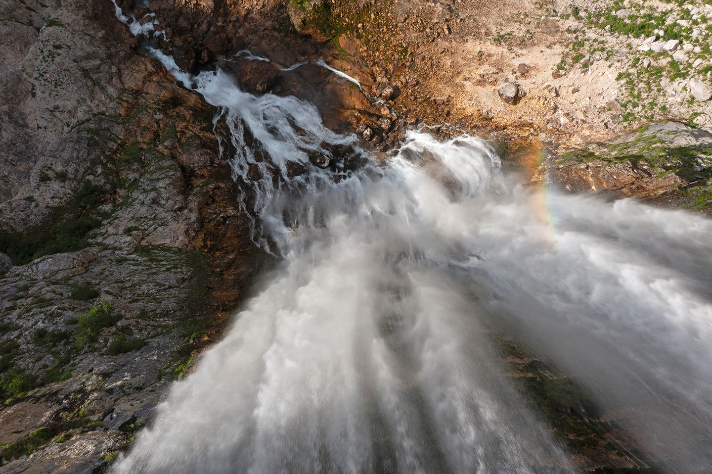 Eine Welt aus Wasser und Fels Wasserfall auf Felsen
