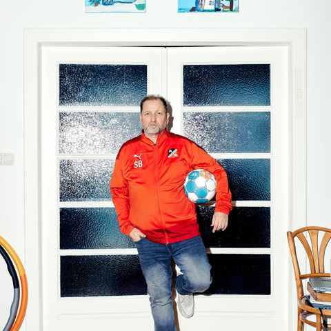 Abnehmspritze: Stephan Bartels in Trainingsjacke und einem Fußball