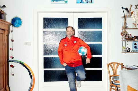 Abnehmspritze: Stephan Bartels in Trainingsjacke und einem Fußball