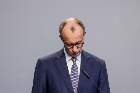 Friedrich Merz mit gesenktem Kopf