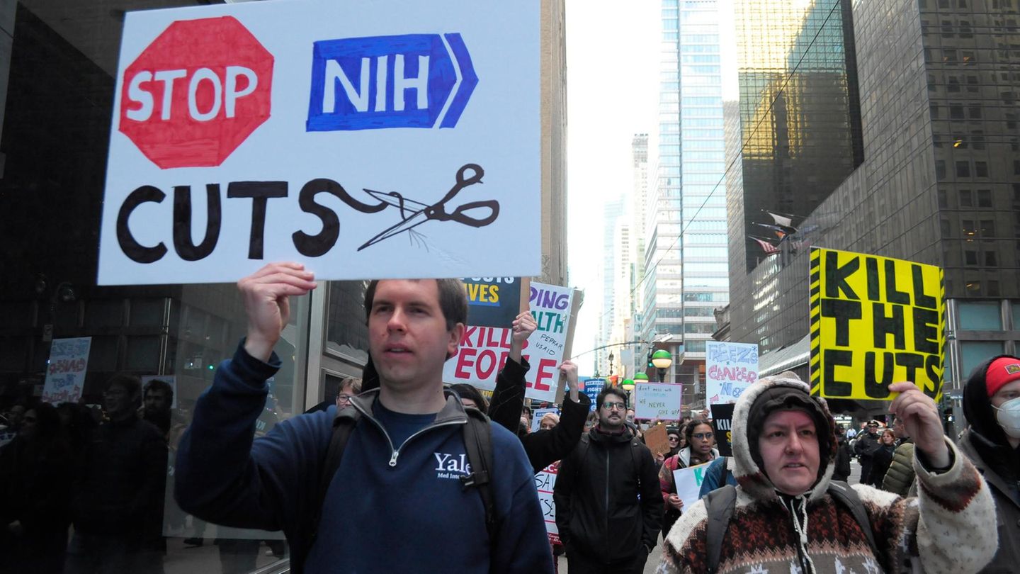 In New York demonstrieren Menschen gegen Einschnitte bei der US-Wissenschaft