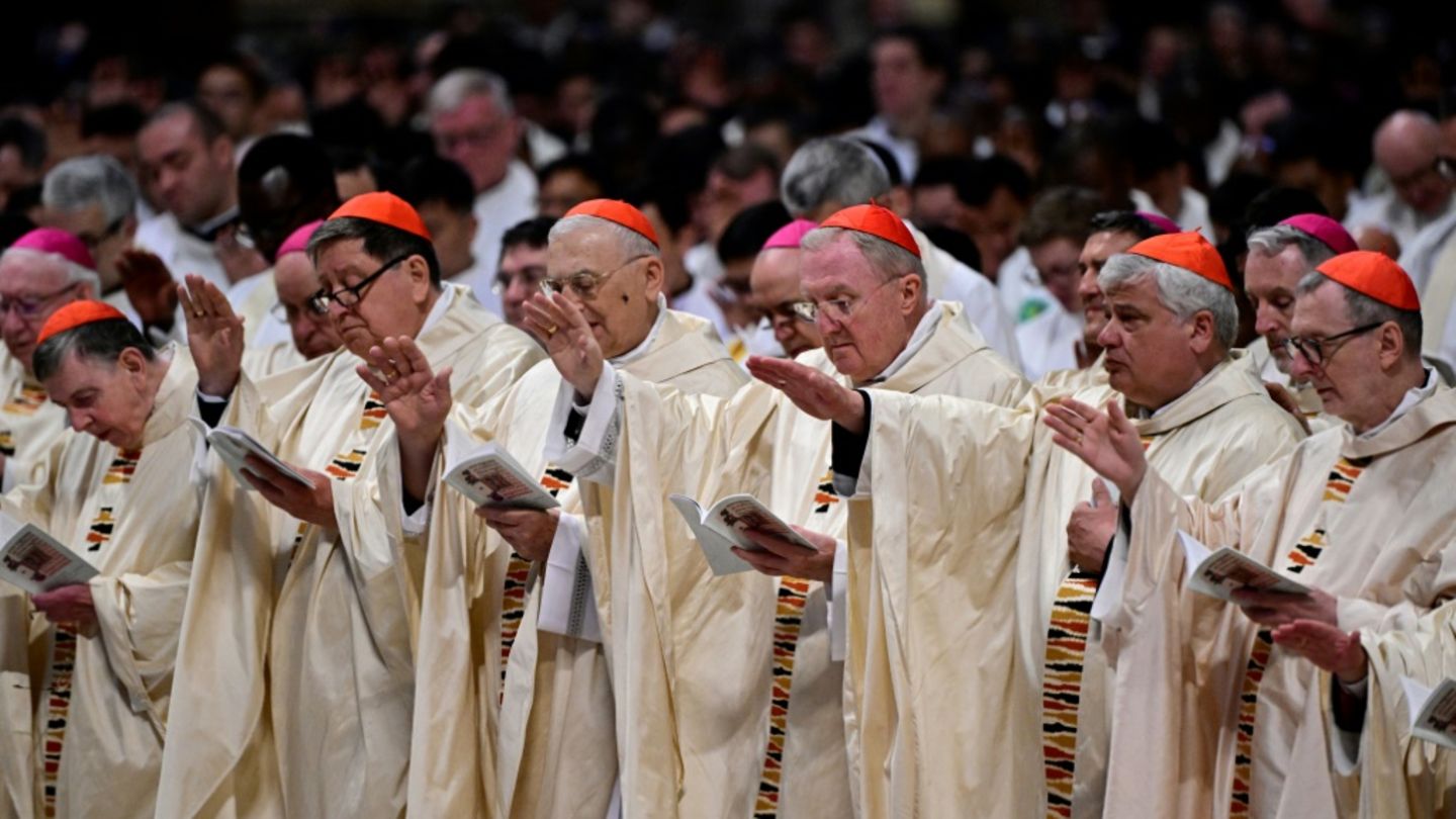 Kardinäle bei der Chrisammesse im Petersdom