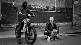 Zwei Jungs mit Hund