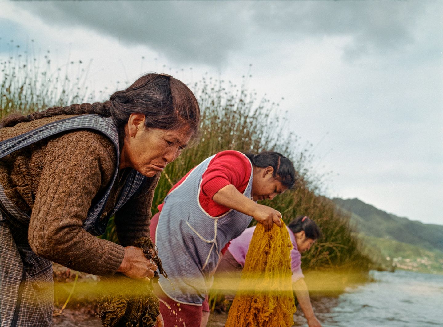 Altes Handwerk Zwei Frauen im Wasser des Piuray-Sees