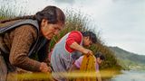 Zwei Frauen im Wasser des Piuray-Sees